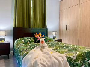 波拉波拉Fare To'erau - New cozy vacation home on Bora Bora的一间卧室,床上有一件连衣裙