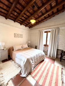 拉库布蕾Cabañas Lomita San Luis的一间卧室设有一张大床和一个窗户。