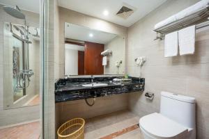 宝安深圳市福永鸿利来酒店的一间带水槽、卫生间和镜子的浴室