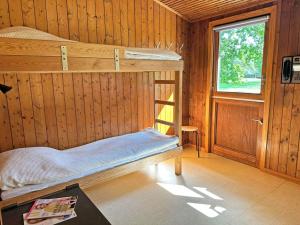 维斯特索马肯Holiday home Aakirkeby VI的一间卧室设有两张双层床和一扇窗户。