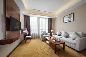 宝安深圳市福永鸿利来酒店的客厅配有沙发和桌子