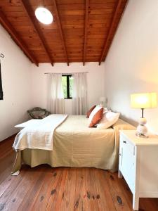 拉库布蕾Cabañas Lomita San Luis的一间卧室设有一张大床和一个窗户。