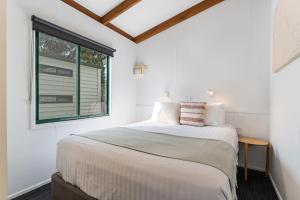 吉朗Tasman Holiday Parks - Geelong的一间卧室设有一张床和一个窗口