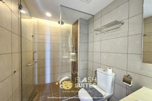 云顶高原Premium Suites D'lement At Genting Highlands的一间带卫生间和玻璃淋浴间的浴室