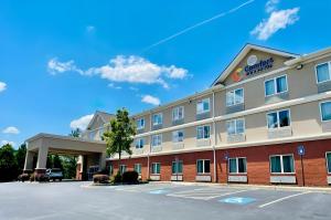 奥古斯塔Comfort Inn & Suites Augusta Fort Eisenhower Area的享有酒店正面景色,设有停车场