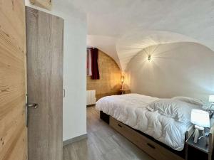 蒙乃第耶-勒潘Appartement Le Monêtier-les-Bains, 3 pièces, 4 personnes - FR-1-330F-222的一间卧室,卧室内配有一张大床