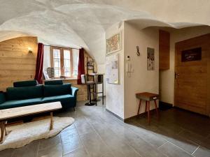 蒙乃第耶-勒潘Appartement Le Monêtier-les-Bains, 3 pièces, 4 personnes - FR-1-330F-222的客厅配有沙发和桌子