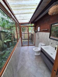 清迈Virgin River @Mae Wan的带浴缸、卫生间和盥洗盆的浴室