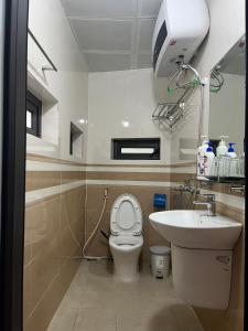 河江Ha Giang Plus Hostel的一间带卫生间和水槽的浴室