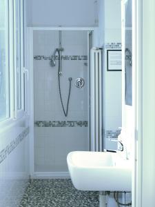 布雷西亚FiorDiLuna, nel cuore di Brescia的白色的浴室设有水槽和淋浴。