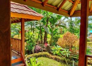 特特巴图Pondok rinjani bungalow tetebatu的从房子的门廊可欣赏到花园景色