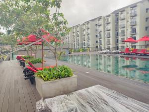 Malabe2 Bedroom Apartment in Colombo, Sri Lanka的一座带游泳池和大楼的酒店