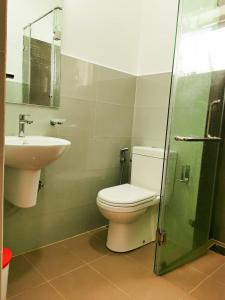 Malabe2 Bedroom Apartment in Colombo, Sri Lanka的一间带卫生间和水槽的浴室
