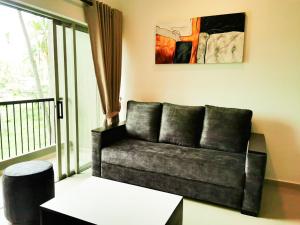 Malabe2 Bedroom Apartment in Colombo, Sri Lanka的客厅设有一张沙发,配有窗户