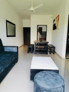 Malabe2 Bedroom Apartment in Colombo, Sri Lanka的客厅配有沙发和桌子