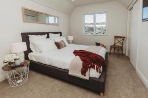 新普利茅斯Fox Manor - High-end Quality的一间卧室配有一张大床,上面有红毯