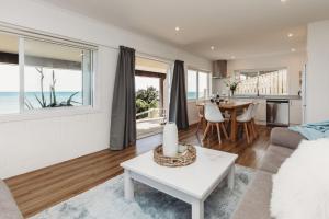 新普利茅斯Wow On Wanaka Bay的客厅配有沙发和桌子