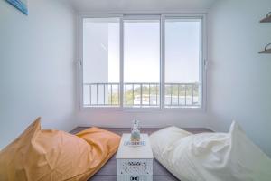 襄阳郡Zio Pinetree的客房设有两张床和大窗户。