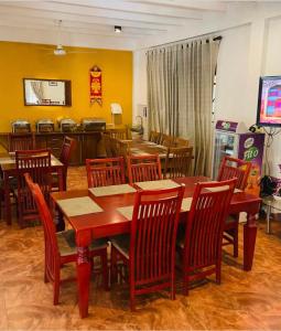 阿努拉德普勒Sadula Holiday Resort的一间带木桌和椅子的用餐室