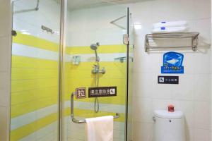 无锡七天连锁酒店无锡硕放机场店的带淋浴的浴室,带玻璃门