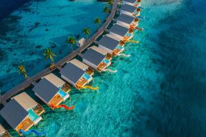 北马累环礁Oaga Art Resort Maldives - Greatest All Inclusive的水上度假村的空中景观