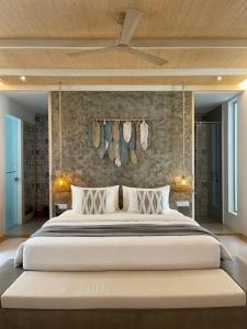 爱妮岛ANGKLA Beach Club & Boutique Resort的卧室设有一张白色大床和天花板