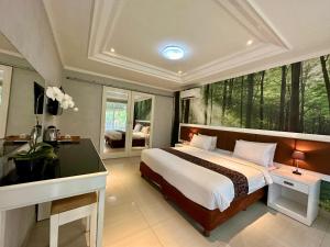 塞米亚克塔曼阿鱼旅馆的一间卧室配有一张床、一张书桌和一个窗户。