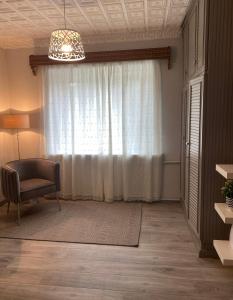 2 bedroom apartment close to Kaunas airport in Karmelava的休息区