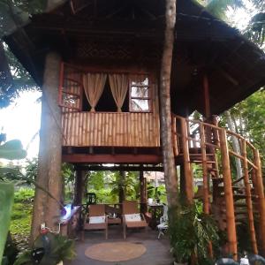 杜马格特Dumaguete Oasis Treehouse的树屋前设有桌椅