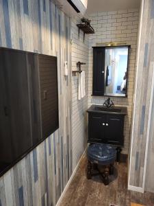 志摩市Seaside Garage Shima - Vacation STAY 77073v的一间带水槽和大镜子的浴室