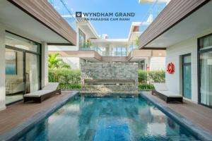 金兰市Residence Inn Villa Cam Ranh的一座房子里游泳池的形象