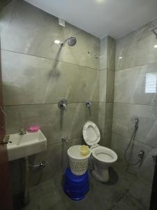 博尔本德尔HOTEL BALAJI SQUARE的一间带卫生间和水槽的浴室