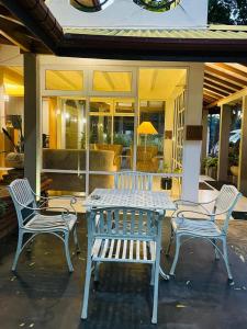 阿努拉德普勒Sadula Holiday Resort的天井上摆放着一张桌子和两把椅子