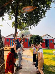 阿格拉Backpackers Village Agra的一群身着服装的人站在树下