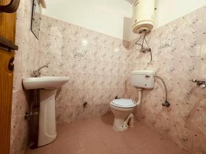 马拉里Hotel Alpine的一间带卫生间和水槽的浴室