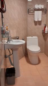河内A25 Hotel - Đội Cấn 1的浴室配有白色卫生间和盥洗盆。