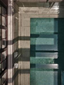 上海上海建业里嘉佩乐酒店的水中反射的游泳池