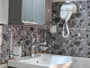 瓦迪拉姆غرووب وادي رم的浴室配有盥洗盆和吹风机