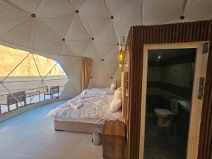 瓦迪拉姆غرووب وادي رم的一间卧室配有一张带大伞的床
