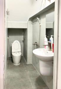 河内Azalea Apartment的一间带卫生间和水槽的浴室