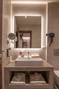 卡拉马塔IRA - ΗΡΑ City Hotel的一间带水槽和镜子的浴室