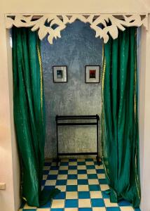 Klong ToiThe Backyard 28的一间设有绿色窗帘和 ⁇ 板的房间
