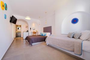 卡马利赛加拉斯海滩酒店的一间卧室配有两张床和一台冰箱