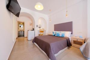 卡马利赛加拉斯海滩酒店的一间卧室配有一张床,并在一间客房内配有电视。