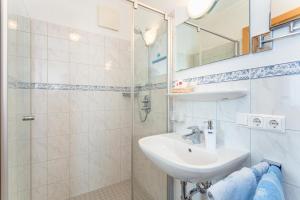 米特西尔思堂格林旅馆的一间带水槽和淋浴的浴室
