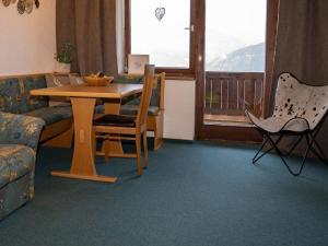维尔德科格尔山麓布兰贝格丹克尔公寓的客厅配有桌子和沙发