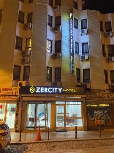 科尼亚ZerCity Otel的夜宿在城市街道上的酒店