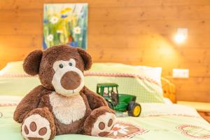 米特西尔思堂格林旅馆的睡在床上的泰迪熊