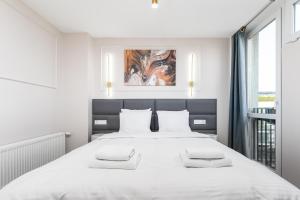 华沙Apartament Grzybowska Premium by Your Freedom的卧室配有一张带两个枕头的大白色床