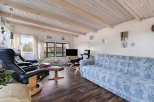 MesingeCharming Cottage In Mesinge的客厅配有蓝色的沙发和椅子